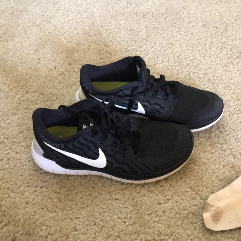 Black and white nike free runs 5.0